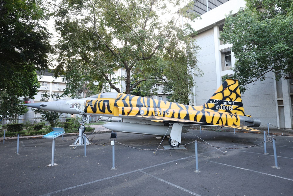 【台中沙鹿|航空迷必衝】全台唯一!戰機在門口站崗「翔園文旅」美式獨棟別墅,清泉崗2天1夜秘境攻略 - 第1張圖 【台中沙鹿|航空迷必衝】全台唯一!戰機在門口站崗「翔園文旅」美式獨棟別墅,清泉崗2天1夜秘境攻略