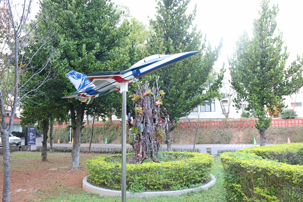 【台中沙鹿|航空迷必衝】全台唯一!戰機在門口站崗「翔園文旅」美式獨棟別墅,清泉崗2天1夜秘境攻略 - 第3張圖 【台中沙鹿|航空迷必衝】全台唯一!戰機在門口站崗「翔園文旅」美式獨棟別墅,清泉崗2天1夜秘境攻略