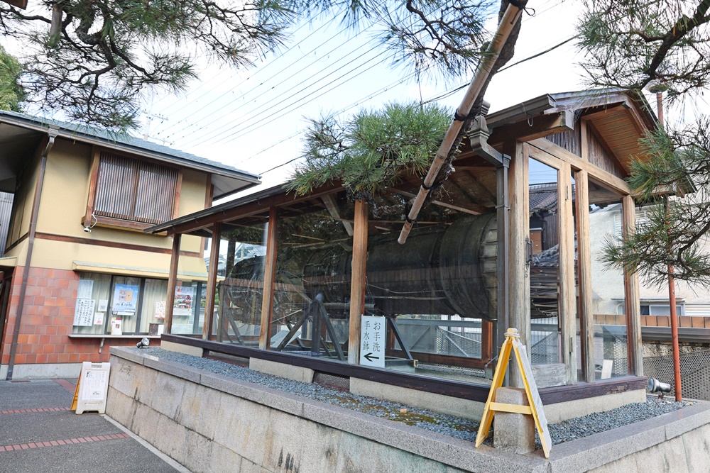【京都八幡】航空迷必朝聖!「飛行神社」金屬鳥居+戰機發動機必拍 - 第3張圖 【京都八幡】航空迷必朝聖!「飛行神社」金屬鳥居+戰機發動機必拍