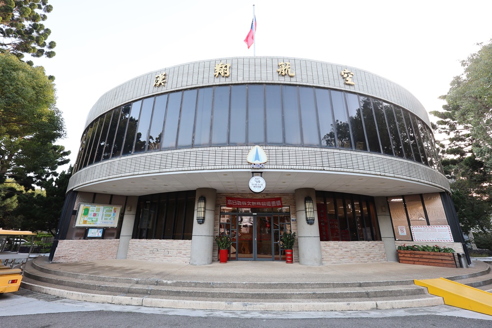 【台中沙鹿|航空迷必衝】全台唯一!戰機在門口站崗「翔園文旅」美式獨棟別墅,清泉崗2天1夜秘境攻略 - 第4張圖 【台中沙鹿|航空迷必衝】全台唯一!戰機在門口站崗「翔園文旅」美式獨棟別墅,清泉崗2天1夜秘境攻略