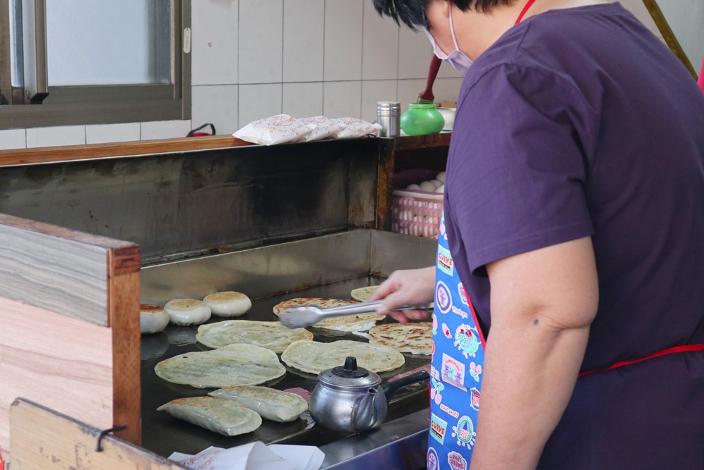 【金門美食】在地人激推!總兵署旁「佳味小吃」:爆汁豬肉餡餅尬熱豆漿,金城必吃的高CP值手工早點 - 第4張圖 【金門美食】在地人激推!總兵署旁「佳味小吃」:爆汁豬肉餡餅尬熱豆漿,金城必吃的高CP值手工早點