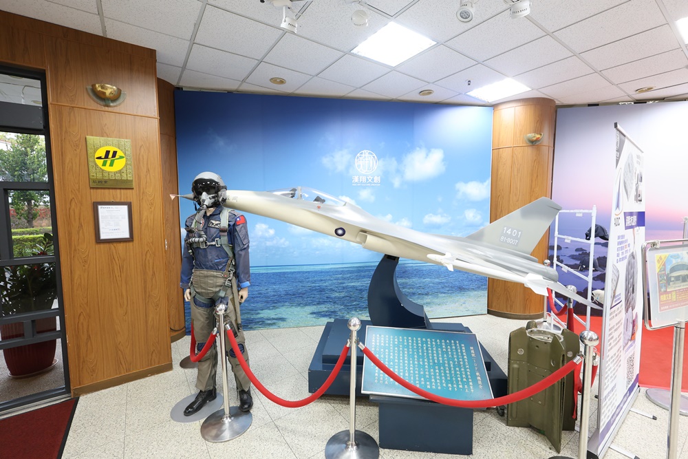 【台中沙鹿|航空迷必衝】全台唯一!戰機在門口站崗「翔園文旅」美式獨棟別墅,清泉崗2天1夜秘境攻略 - 第5張圖 【台中沙鹿|航空迷必衝】全台唯一!戰機在門口站崗「翔園文旅」美式獨棟別墅,清泉崗2天1夜秘境攻略