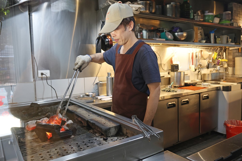 【六張犁美食】「亨利客原味炭烤牛排」老饕牛排、伊比利豬雙重享受 台北信義區平價質感首選! - 第5張圖 【六張犁美食】「亨利客原味炭烤牛排」老饕牛排、伊比利豬雙重享受 台北信義區平價質感首選!