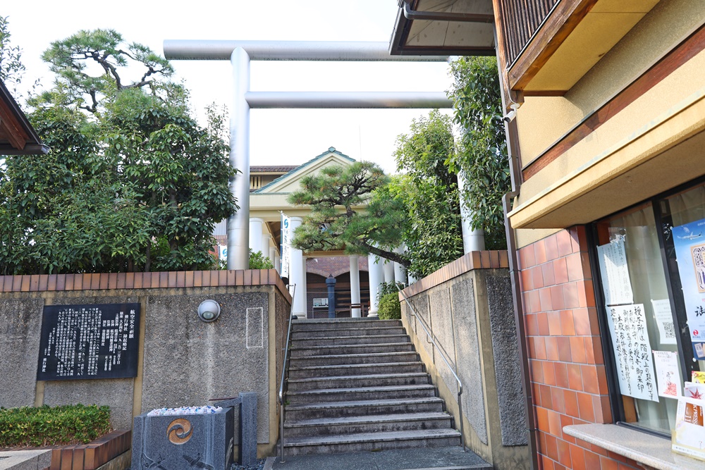 【京都八幡】航空迷必朝聖!「飛行神社」金屬鳥居+戰機發動機必拍 - 第6張圖 【京都八幡】航空迷必朝聖!「飛行神社」金屬鳥居+戰機發動機必拍