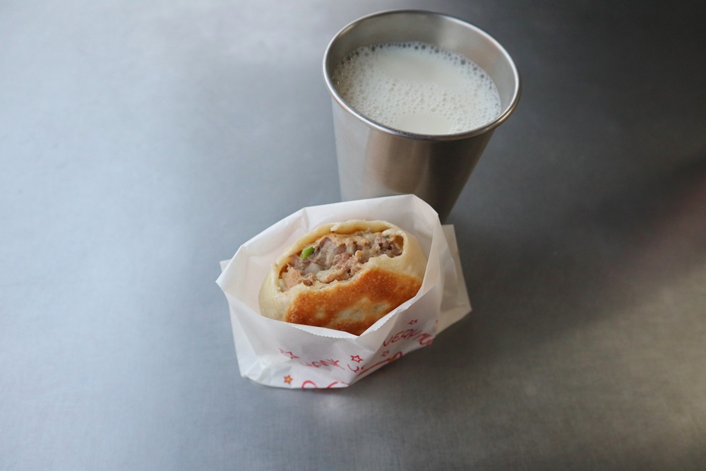 【金門美食】在地人激推!總兵署旁「佳味小吃」:爆汁豬肉餡餅尬熱豆漿,金城必吃的高CP值手工早點 - 第6張圖 【金門美食】在地人激推!總兵署旁「佳味小吃」:爆汁豬肉餡餅尬熱豆漿,金城必吃的高CP值手工早點