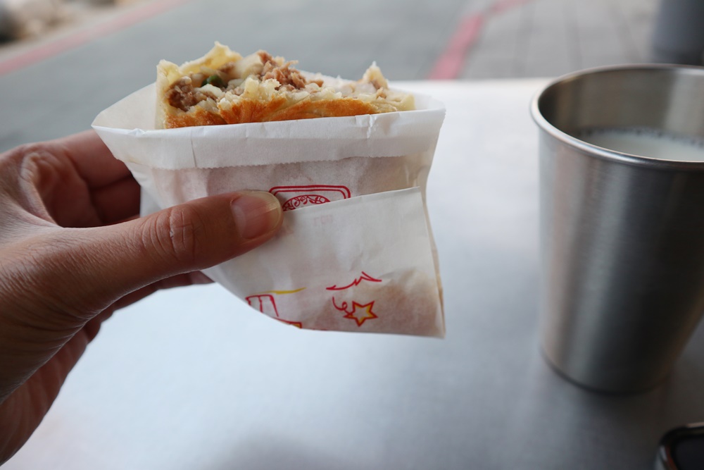 【金門美食】在地人激推!總兵署旁「佳味小吃」:爆汁豬肉餡餅尬熱豆漿,金城必吃的高CP值手工早點 - 第8張圖 【金門美食】在地人激推!總兵署旁「佳味小吃」:爆汁豬肉餡餅尬熱豆漿,金城必吃的高CP值手工早點