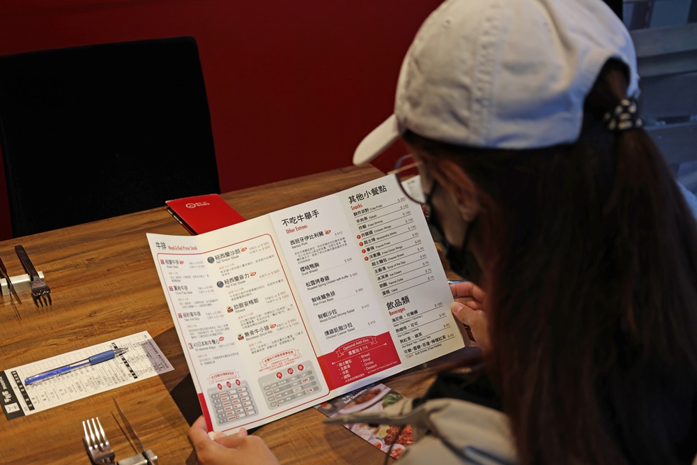 【六張犁美食】「亨利客原味炭烤牛排」老饕牛排、伊比利豬雙重享受 台北信義區平價質感首選! - 第13張圖 【六張犁美食】「亨利客原味炭烤牛排」老饕牛排、伊比利豬雙重享受 台北信義區平價質感首選!