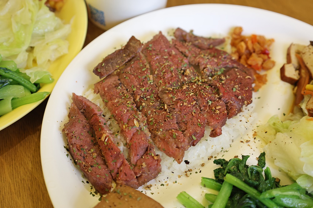 【南港展覽館美食】烤食煮盒:超人氣「清爽不油膩」便當!招牌烤雞腿、頂級板腱牛、免費加飯,台北上班族午餐外送內用首選! - 第21張圖