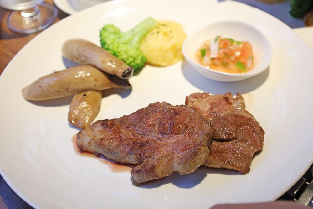 【六張犁美食】「亨利客原味炭烤牛排」老饕牛排、伊比利豬雙重享受 台北信義區平價質感首選! - 第23張圖 【六張犁美食】「亨利客原味炭烤牛排」老饕牛排、伊比利豬雙重享受 台北信義區平價質感首選!