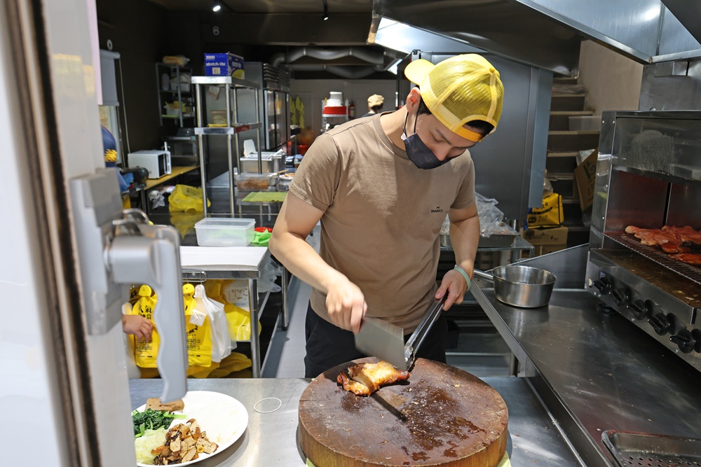【南港展覽館美食】烤食煮盒:超人氣「清爽不油膩」便當!招牌烤雞腿、頂級板腱牛、免費加飯,台北上班族午餐外送內用首選! - 第24張圖