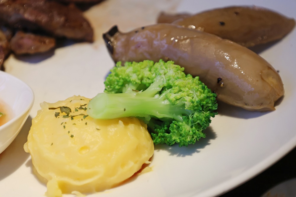 【六張犁美食】「亨利客原味炭烤牛排」老饕牛排、伊比利豬雙重享受 台北信義區平價質感首選! - 第25張圖 【六張犁美食】「亨利客原味炭烤牛排」老饕牛排、伊比利豬雙重享受 台北信義區平價質感首選!