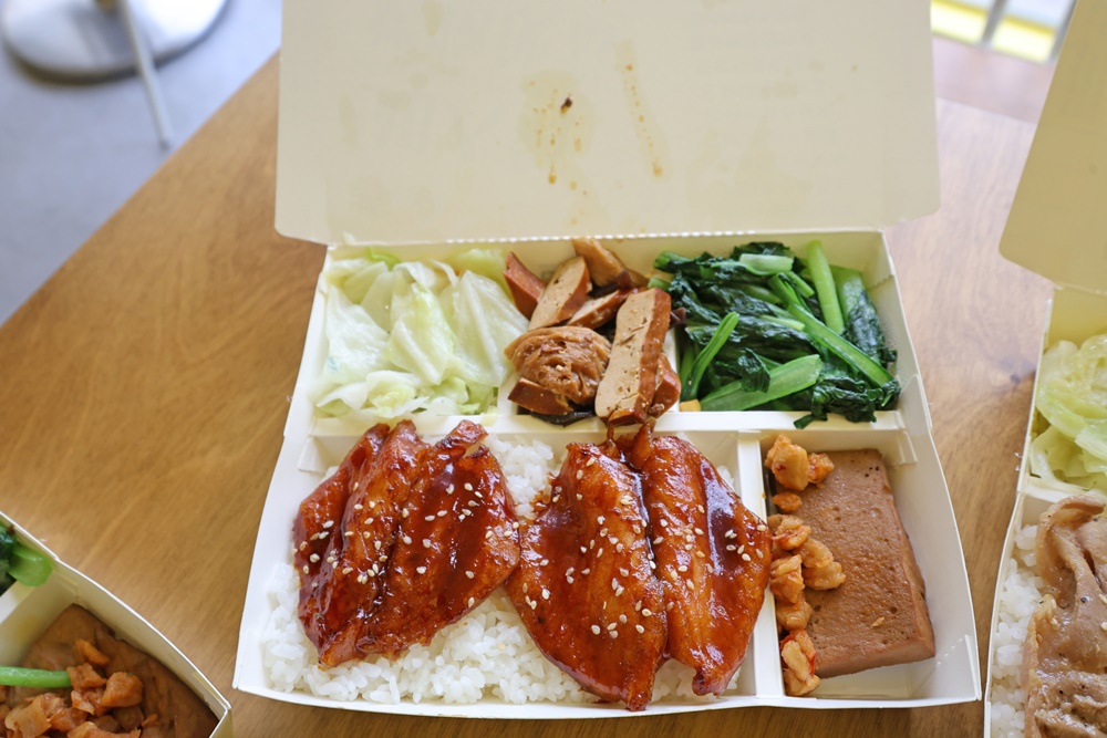 【南港展覽館美食】烤食煮盒:超人氣「清爽不油膩」便當!招牌烤雞腿、頂級板腱牛、免費加飯,台北上班族午餐外送內用首選! - 第27張圖