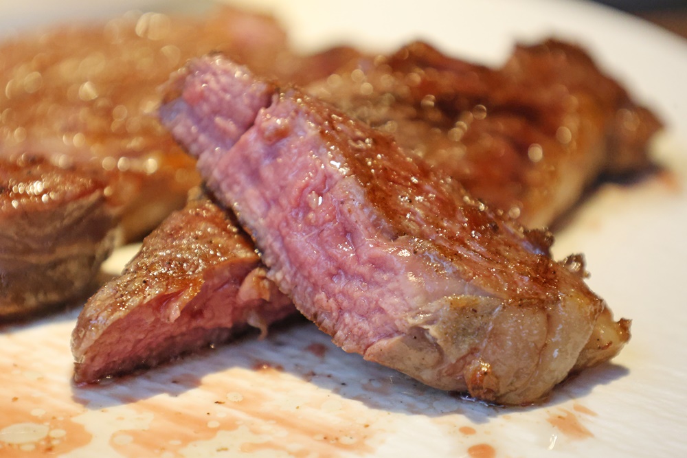 【六張犁美食】「亨利客原味炭烤牛排」老饕牛排、伊比利豬雙重享受 台北信義區平價質感首選! - 第28張圖 【六張犁美食】「亨利客原味炭烤牛排」老饕牛排、伊比利豬雙重享受 台北信義區平價質感首選!