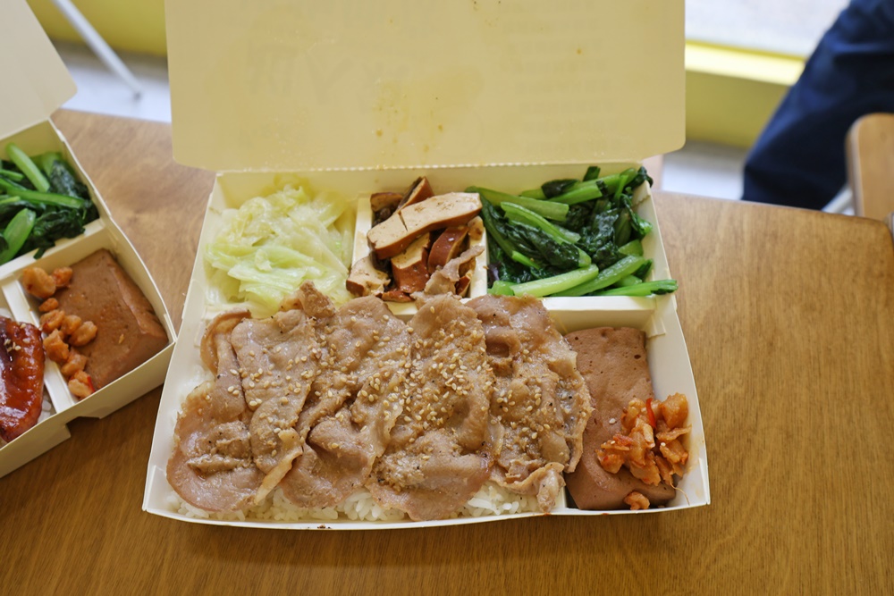 【南港展覽館美食】烤食煮盒:超人氣「清爽不油膩」便當!招牌烤雞腿、頂級板腱牛、免費加飯,台北上班族午餐外送內用首選! - 第28張圖