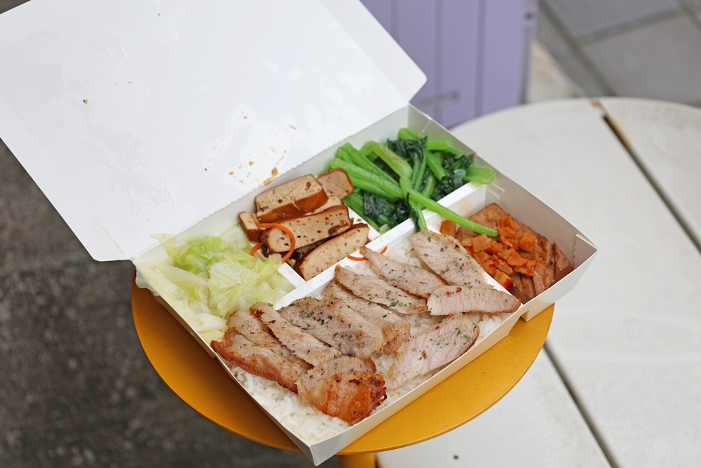 【南港展覽館美食】烤食煮盒:超人氣「清爽不油膩」便當!招牌烤雞腿、頂級板腱牛、免費加飯,台北上班族午餐外送內用首選! - 第29張圖