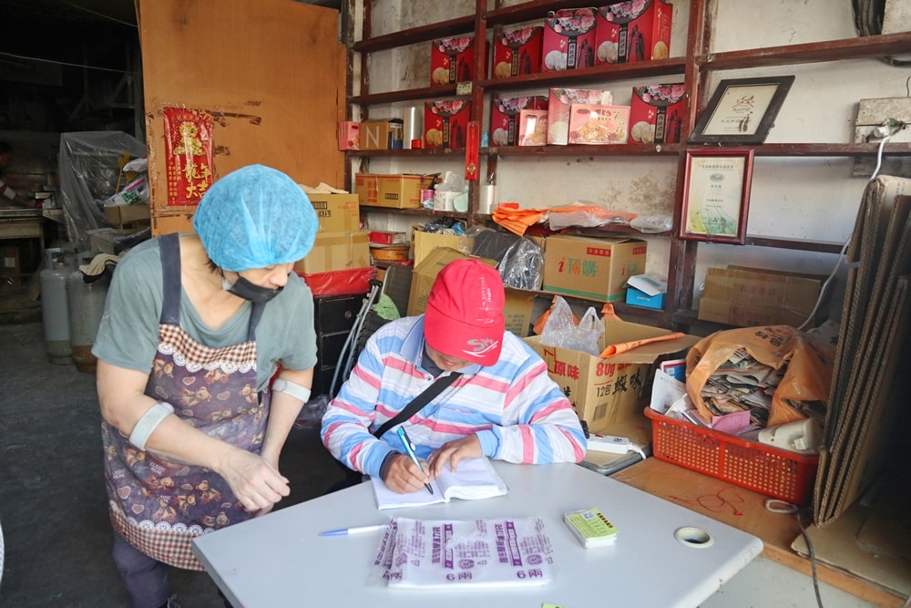 【南竿美食】別只買馬祖酥！必衝天美軒老店：熱銷60年手工大餅，對半撕開麵香噴發，沒吃過別說你來過馬祖！