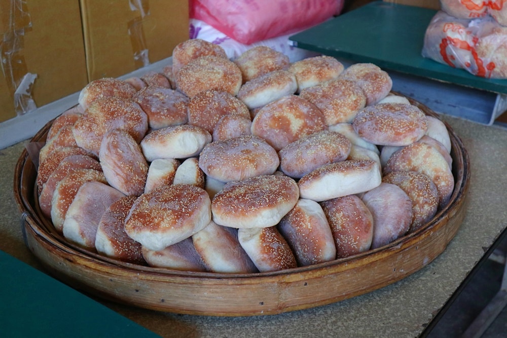【南竿美食】別只買馬祖酥！必衝天美軒老店：熱銷60年手工大餅，對半撕開麵香噴發，沒吃過別說你來過馬祖！