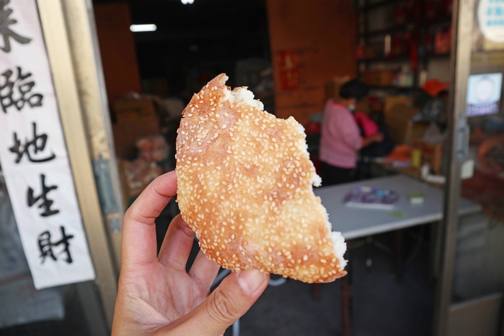 【南竿美食】別只買馬祖酥！必衝天美軒老店：熱銷60年手工大餅，對半撕開麵香噴發，沒吃過別說你來過馬祖！