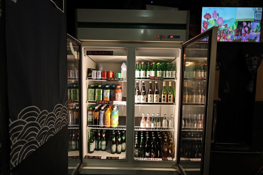 【文山區美食】雞老闆桶仔雞｜萬隆店內建KTV的台日居酒屋 聚餐送雞完整食記