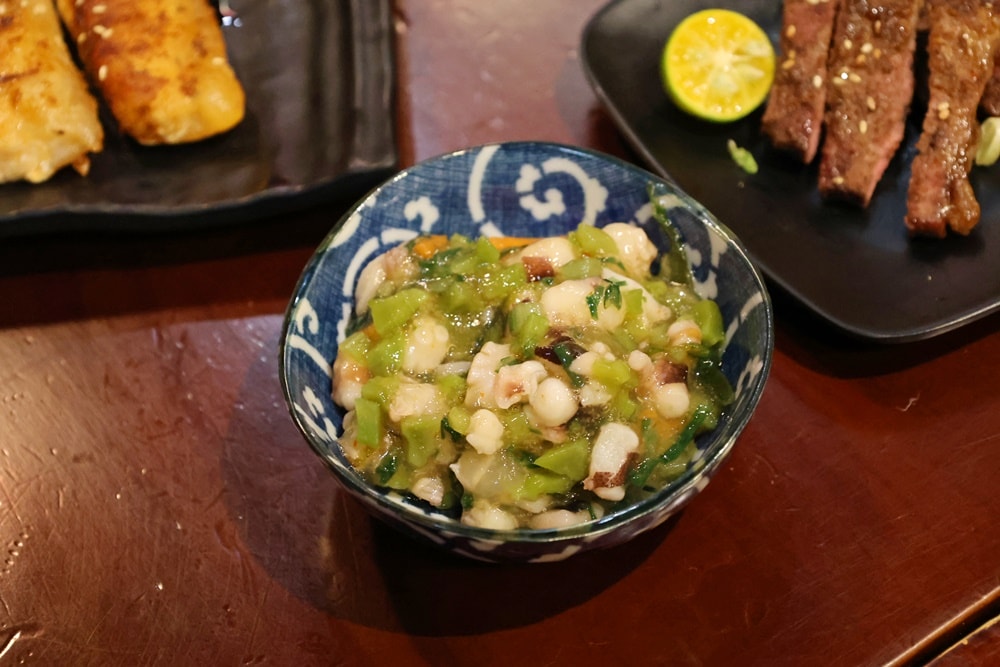 【文山區美食】雞老闆桶仔雞｜萬隆店內建KTV的台日居酒屋 聚餐送雞完整食記