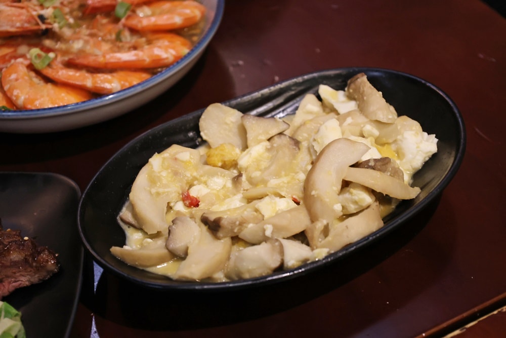 【文山區美食】雞老闆桶仔雞｜萬隆店內建KTV的台日居酒屋 聚餐送雞完整食記