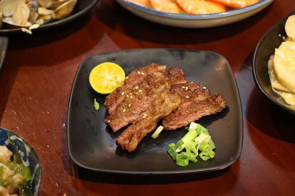 【文山區美食】雞老闆桶仔雞｜萬隆店內建KTV的台日居酒屋 聚餐送雞完整食記