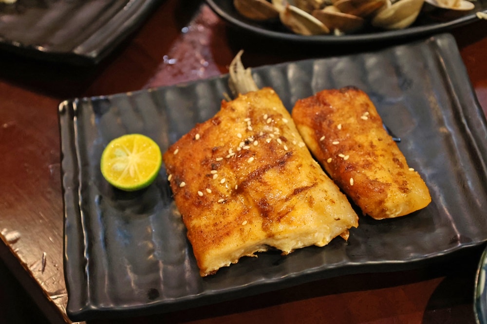 【文山區美食】雞老闆桶仔雞｜萬隆店內建KTV的台日居酒屋 聚餐送雞完整食記