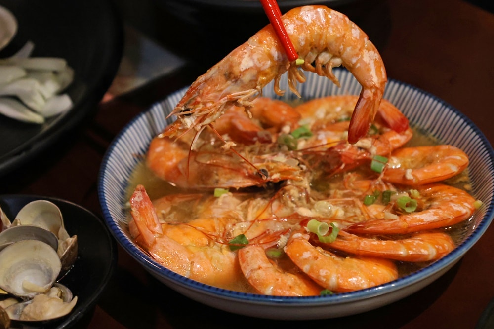 【文山區美食】雞老闆桶仔雞｜萬隆店內建KTV的台日居酒屋 聚餐送雞完整食記