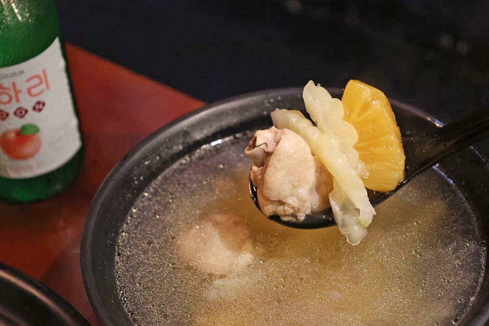 【文山區美食】雞老闆桶仔雞｜萬隆店內建KTV的台日居酒屋 聚餐送雞完整食記